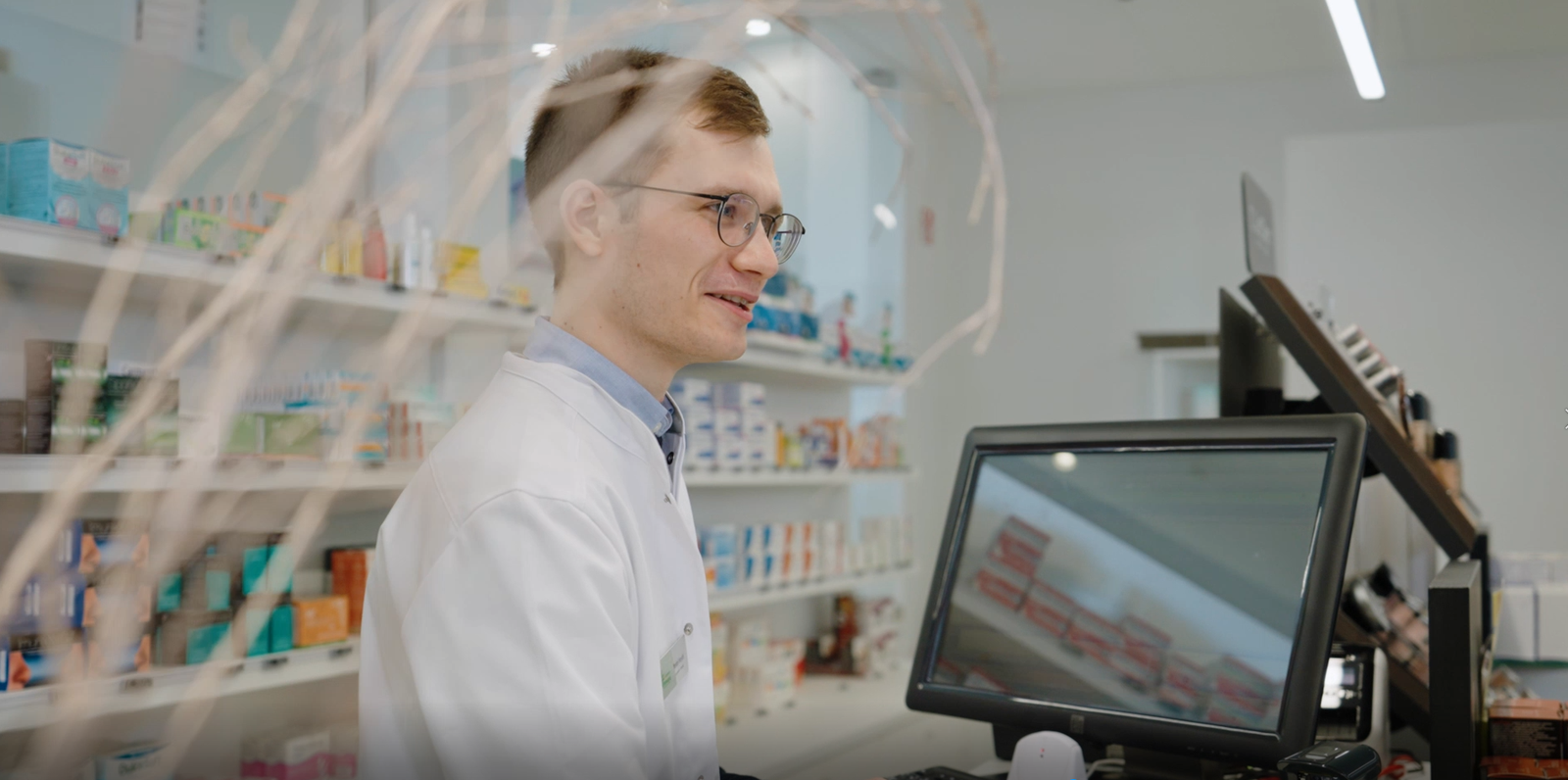 Apotheker Yentel Heyde aan het werk
